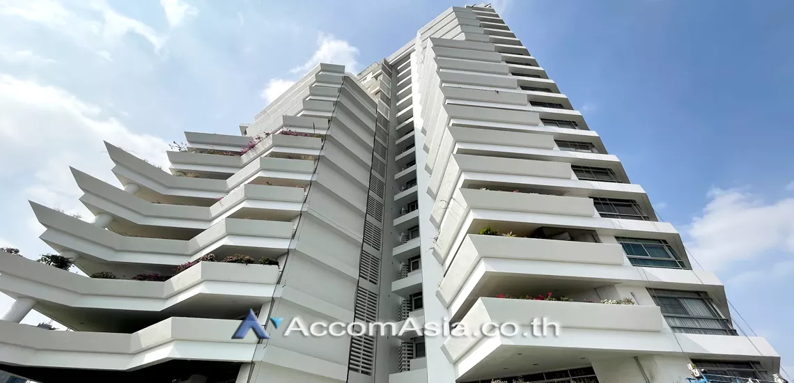  3 Bedrooms  Condominium For Rent in Sukhumvit, Bangkok  near BTS Ekkamai (AA10993)