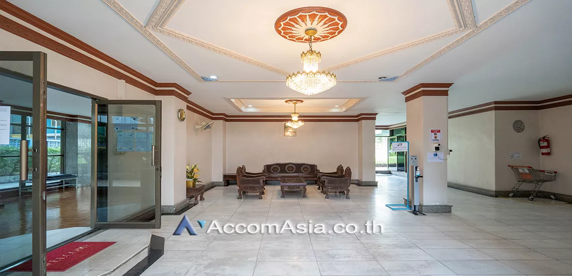  3 br Apartment For Rent in Sukhumvit ,Bangkok BTS Nana at Low rise and Peaceful AA23106