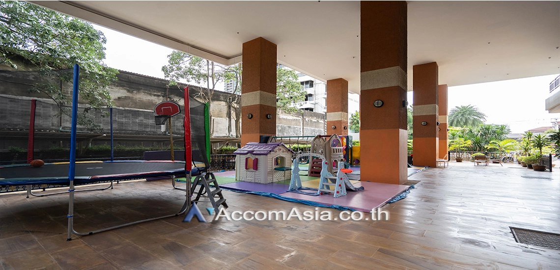  4 br Apartment for rent and sale in Sathorn ,Bangkok BRT Thanon Chan at Spacious Residence Situated on Chan Road 1001103