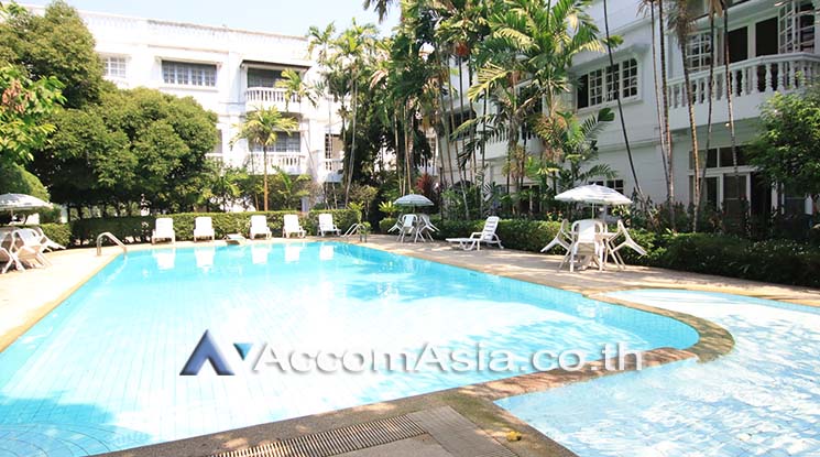  4 br Townhouse For Rent in Sukhumvit ,Bangkok BTS Thong Lo at House in garden compound with pool AA18162