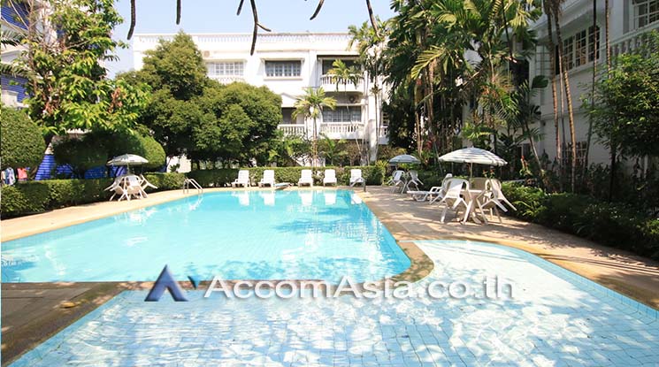  4 br Townhouse For Rent in Sukhumvit ,Bangkok BTS Thong Lo at House in garden compound with pool AA30572