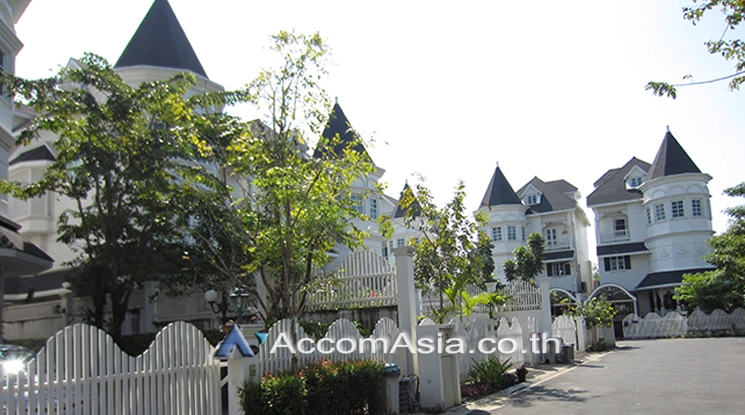 4 br Townhouse For Rent in Bangna ,Bangkok BTS Bearing at Fantasia Villa 2 AA27044