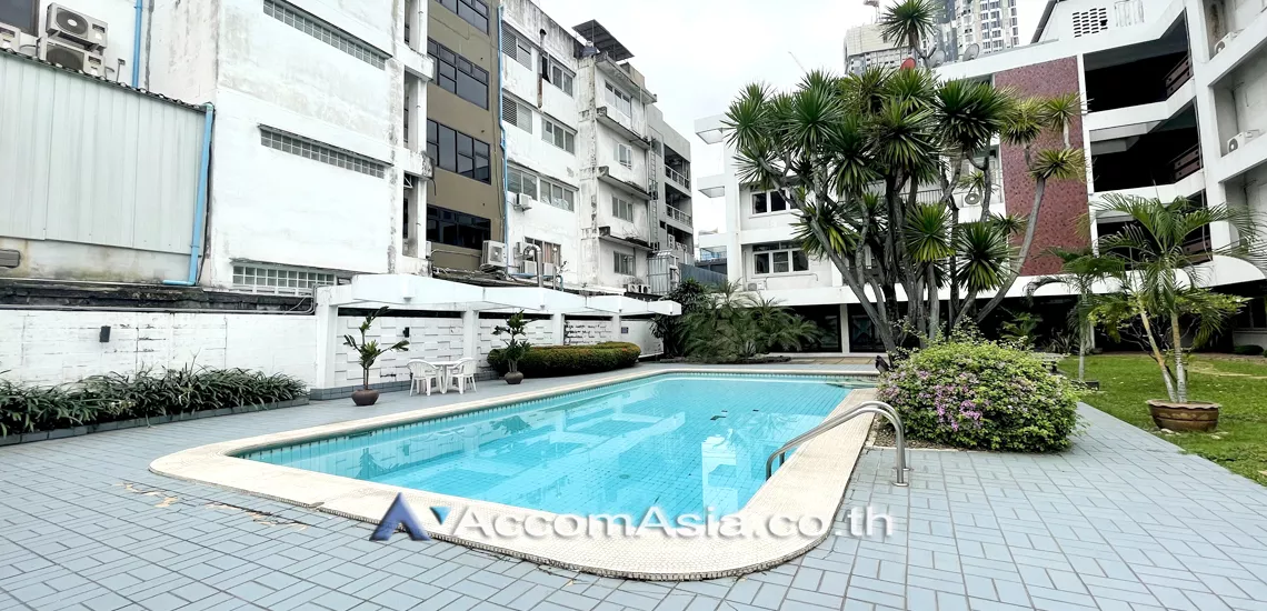  3 Bedrooms  Apartment For Rent in Sukhumvit, Bangkok  near BTS Ekkamai (1420269)