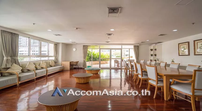  3 Bedrooms  Apartment For Rent in Sukhumvit, Bangkok  near BTS Phrom Phong (13001307)