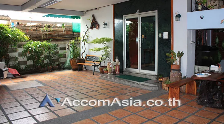  2 Bedrooms  Apartment For Rent in Sathorn, Bangkok  near BTS Chong Nonsi - MRT Lumphini (13000303)