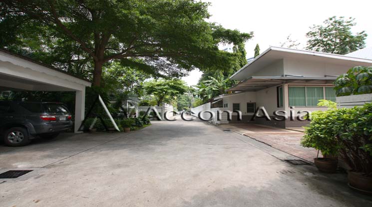  4 br House For Rent in Sukhumvit ,Bangkok BTS Phrom Phong at House in compound with common pool 1811030