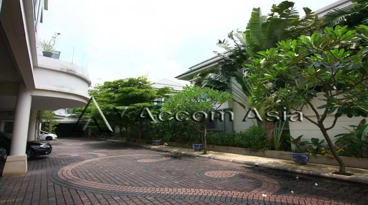  4 br House For Rent in Ratchadapisek ,Bangkok  at Homely atmosphere Compound AA36196
