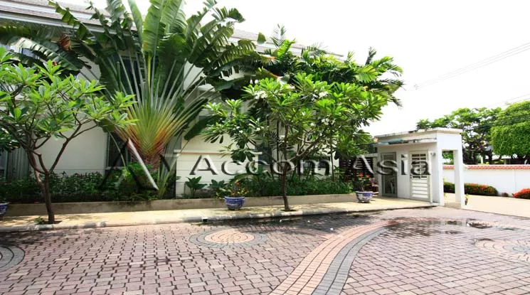  4 br House For Rent in Ratchadapisek ,Bangkok  at Homely atmosphere Compound AA36196