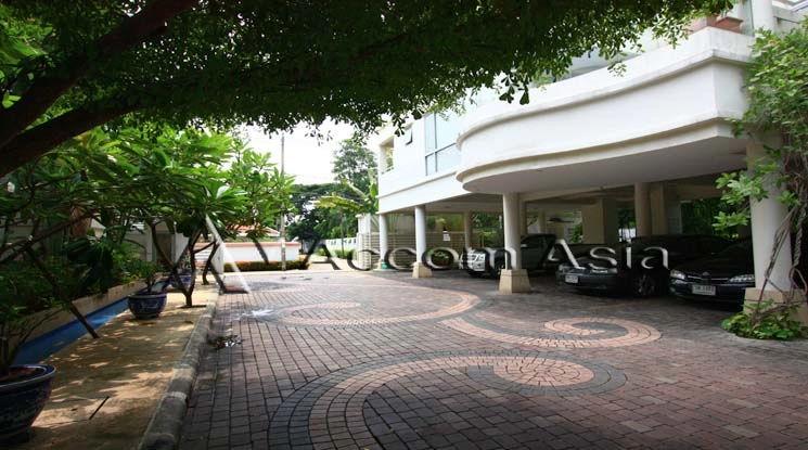 5 Homely atmosphere Compound - House - New Petchaburi - Bangkok / Accomasia