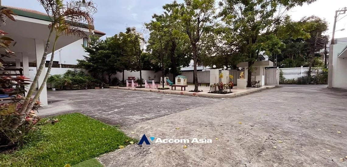 13 Stylish Low Rise Residence - Apartment - Sukhumvit - Bangkok / Accomasia