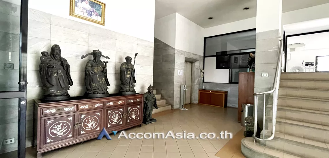 3 br Apartment For Rent in Ploenchit ,Bangkok BTS Ploenchit - MRT Lumphini at Low rised Apartment in Ruamrudee AA10036