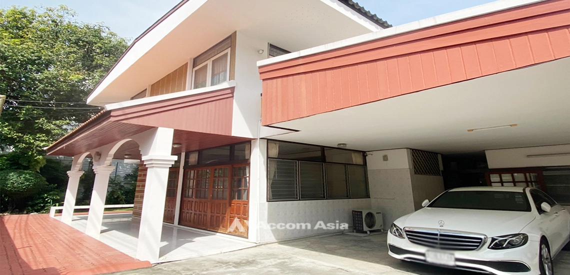 Pet friendly |  3 Bedrooms  House For Rent & Sale in Sukhumvit, Bangkok  near BTS Thong Lo (910003)