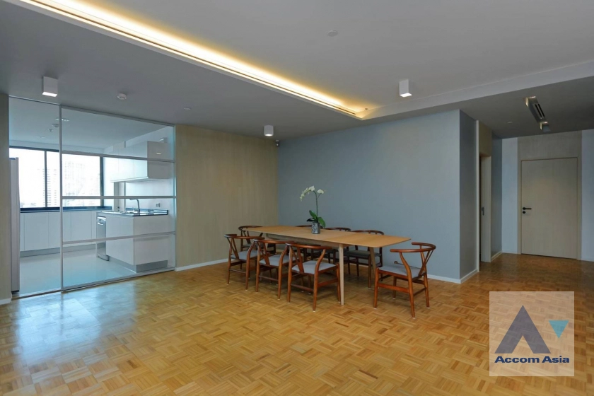  1  3 br Apartment For Rent in Sukhumvit ,Bangkok BTS Phrom Phong at High-Rise Serviced Apartment Near The Em District 1006901