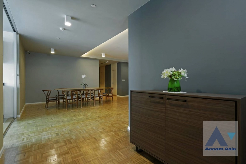 4  3 br Apartment For Rent in Sukhumvit ,Bangkok BTS Phrom Phong at High-Rise Serviced Apartment Near The Em District 1006901