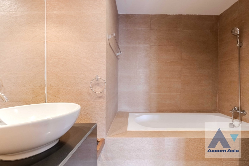 17  3 br Condominium For Sale in Ploenchit ,Bangkok BTS Ploenchit at Witthayu Complex 210103