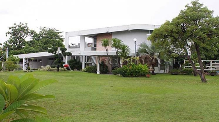 unitColonial-style house with classic charm and greenery in Sukhumvit (410230)