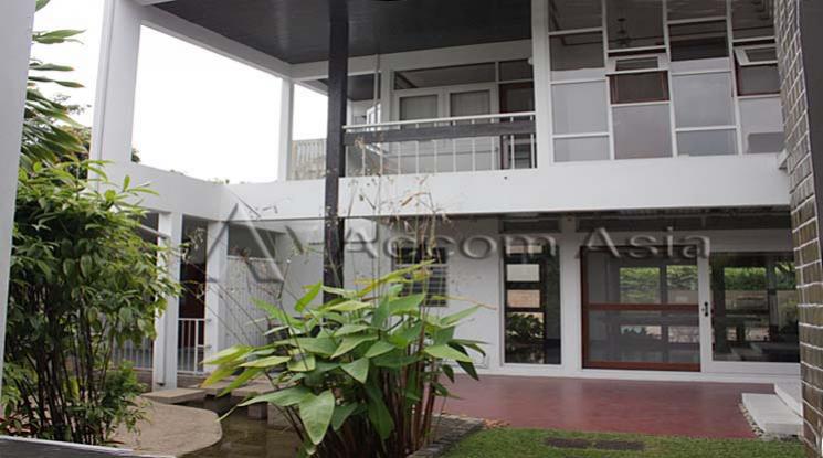  3 Bedrooms  House For Rent in Sukhumvit, Bangkok  near BTS Phra khanong (410230)