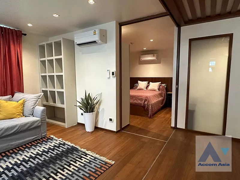  2 Bedrooms  Condominium For Rent in Silom, Bangkok  near BTS Surasak (210264)