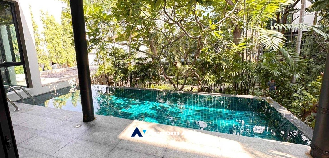 Private Swimming Pool |  Luxury House with private pool in Ekkamai House  4 Bedroom for Rent BTS Ekkamai in Sukhumvit Bangkok