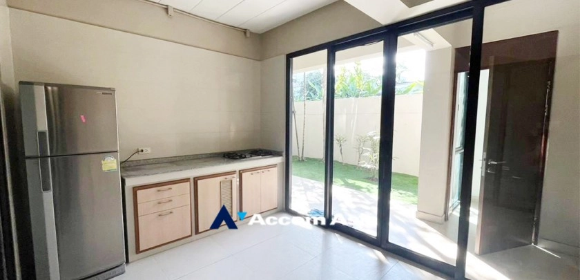 unit 4 Bedrooms  House For Rent in Sukhumvit, Bangkok  near BTS Ekkamai (610267)