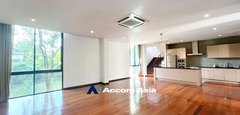 unit 4 Bedrooms  House For Rent in Sukhumvit, Bangkok  near BTS Ekkamai (610267)