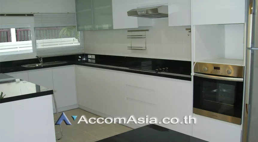 Pet friendly |  3 Bedrooms  Apartment For Rent in Sukhumvit, Bangkok  near BTS Ekkamai (210273)
