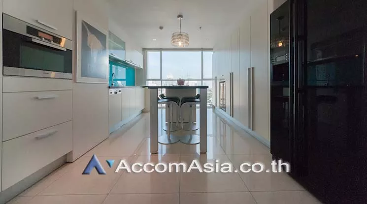  3 Bedrooms  Condominium For Rent in Ploenchit, Bangkok  near BTS Chitlom (28667)