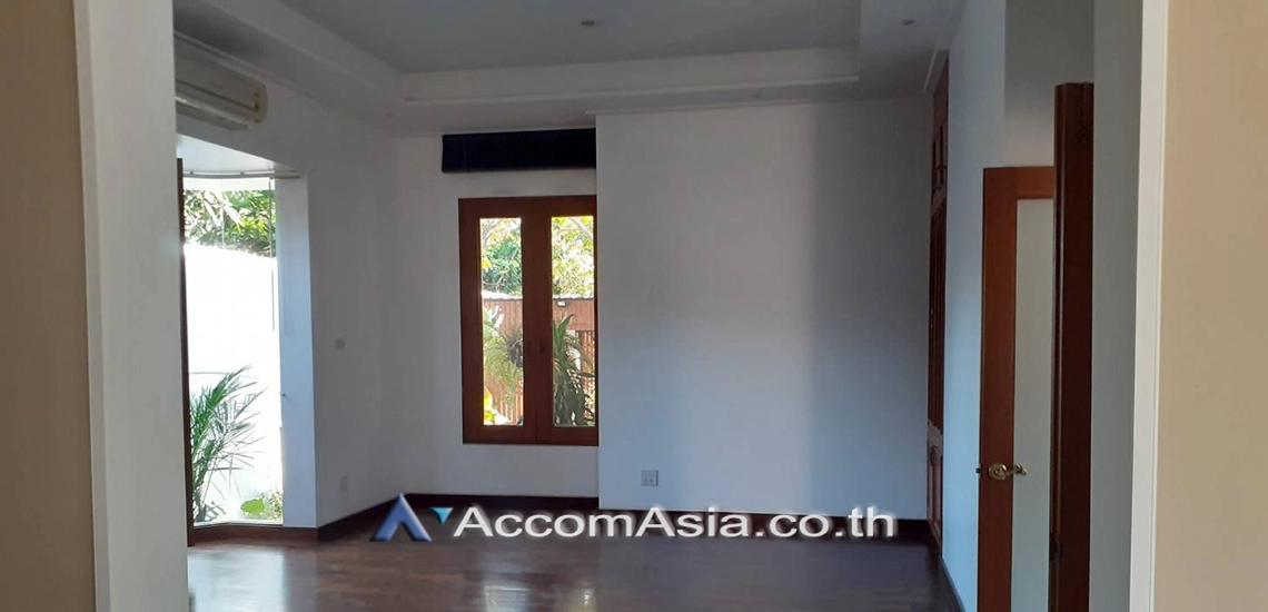  4 Bedrooms  House For Rent in Pattanakarn, Bangkok  near BTS On Nut (10004014)