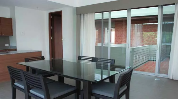 unit 2 Bedrooms  Apartment For Rent in Sukhumvit, Bangkok  near BTS Ekkamai (98554)