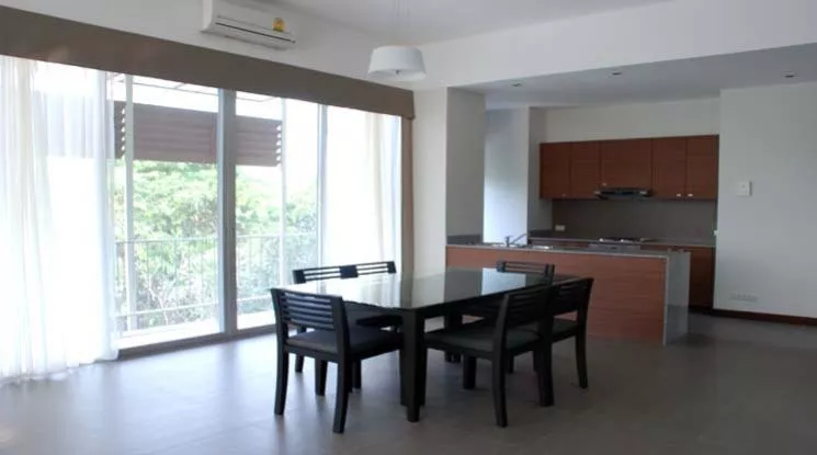 unit 2 Bedrooms  Apartment For Rent in Sukhumvit, Bangkok  near BTS Ekkamai (98554)