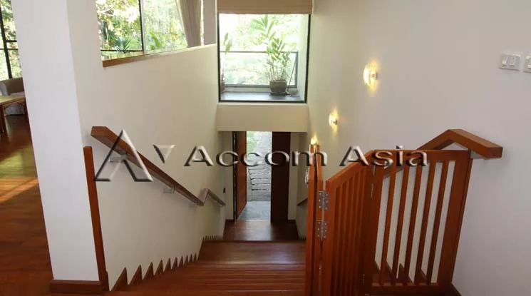 unit 4 Bedrooms  Apartment For Rent in Sathorn, Bangkok  near BTS Chong Nonsi (18645)