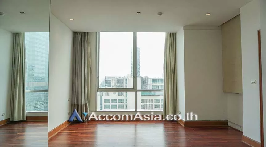  2 Bedrooms  Condominium For Sale in Sathorn, Bangkok  near BTS Chong Nonsi (28647)
