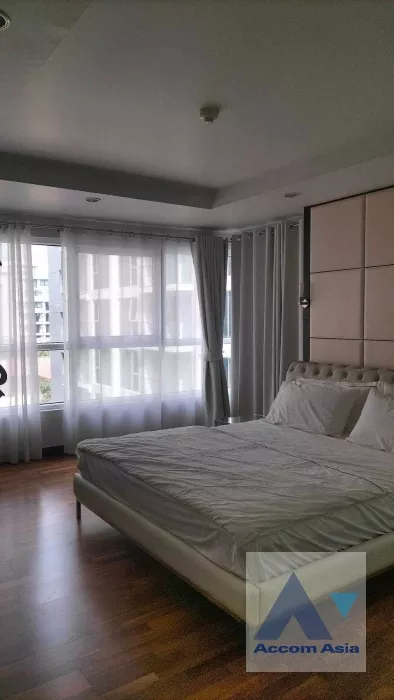 unit 3 Bedrooms  Condominium For Rent in Sukhumvit, Bangkok  near BTS Ekkamai (1511013)