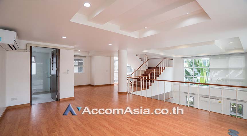 5  4 br House For Rent in Sukhumvit ,Bangkok BTS Phrom Phong at House in compound with common pool 1811030