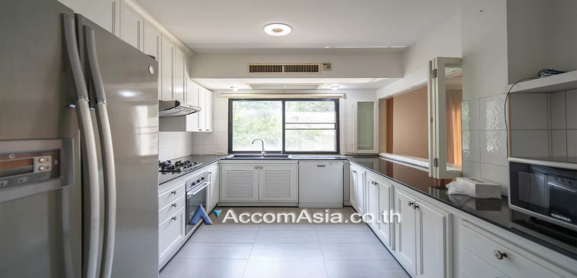  3 Bedrooms  Apartment For Rent in Sathorn, Bangkok  near MRT Lumphini (1411075)