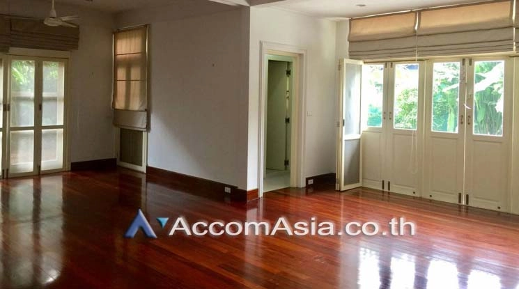  3 Bedrooms  House For Rent in Sukhumvit, Bangkok  near BTS Thong Lo (60022)