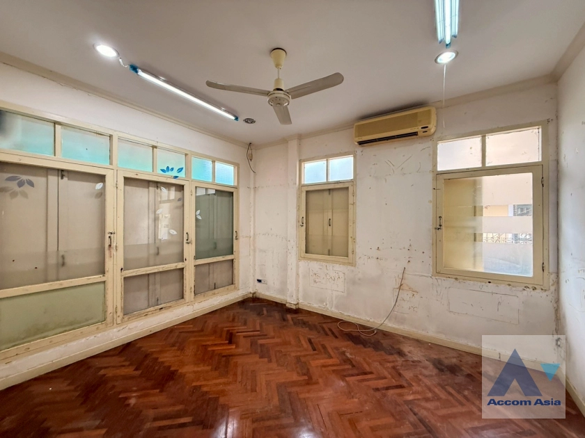 12  4 br House for rent and sale in Sukhumvit ,Bangkok BTS Nana 2311226