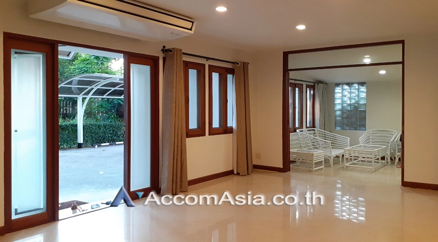  3 Bedrooms  House For Rent in Sukhumvit, Bangkok  near BTS Phrom Phong (1711231)