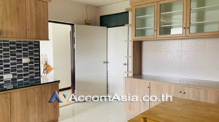 unitPenthouse | Bright corner unit with warm wood floors and private garden balcony (2045801)