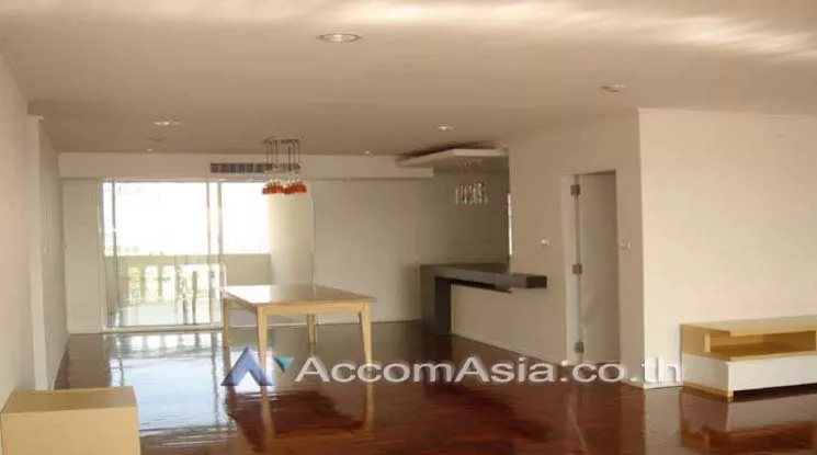  3 Bedrooms  Apartment For Rent in Sathorn, Bangkok  near BTS Chong Nonsi (1411421)