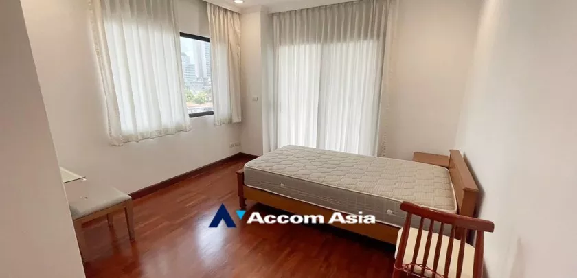  3 Bedrooms  Apartment For Rent in Sukhumvit, Bangkok  near BTS Thong Lo (20467)