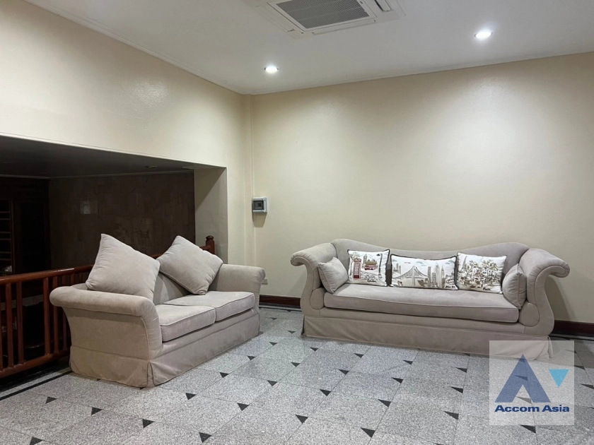unit 3 Bedrooms  Townhouse For Rent & Sale in Sukhumvit, Bangkok  near BTS Thong Lo (2511604)