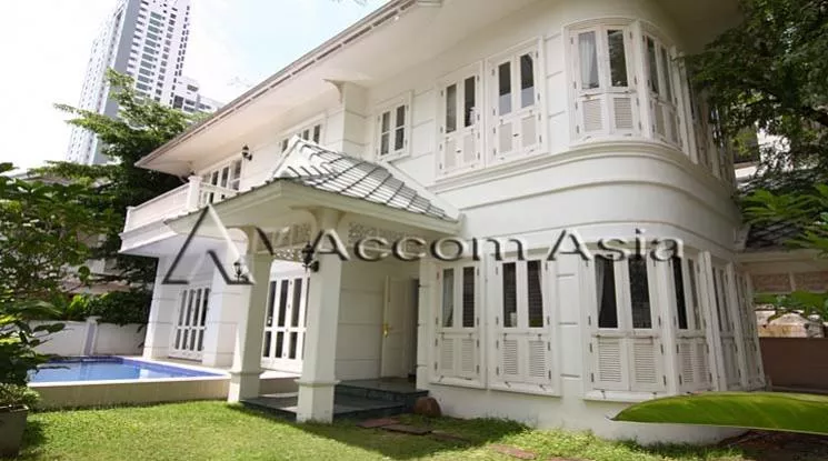  3 Bedrooms  House For Rent in Sukhumvit, Bangkok  near BTS Phrom Phong (2311730)
