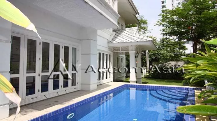  3 Bedrooms  House For Rent in Sukhumvit, Bangkok  near BTS Phrom Phong (2311730)