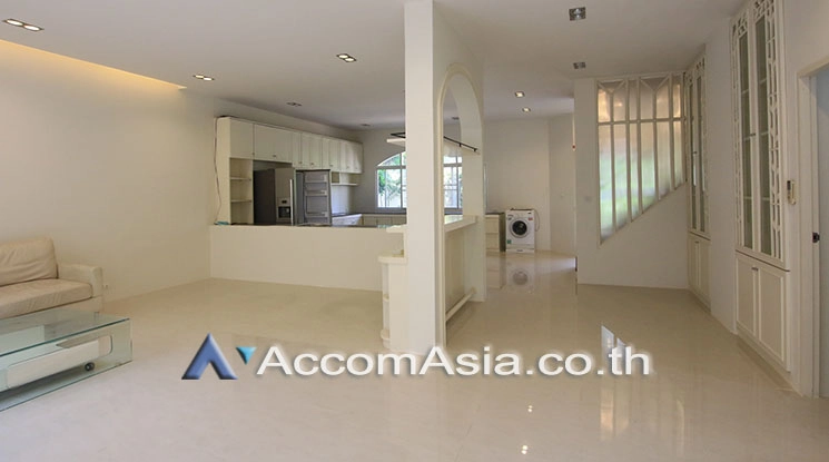 Pet friendly |  3 Bedrooms  Townhouse For Rent in Sukhumvit, Bangkok  near BTS Thong Lo (2611828)