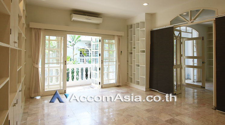 6  3 br Townhouse For Rent in Sukhumvit ,Bangkok BTS Thong Lo at House in garden compound with pool 2611828