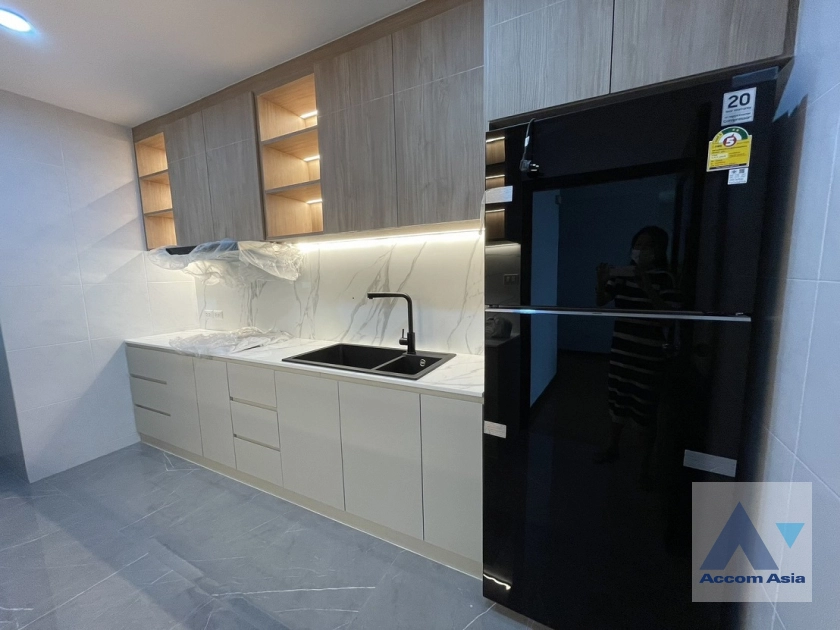 unitNewly renovated |  3 Bedrooms  Condominium For Rent & Sale in Sathorn, Bangkok  near BTS Sala Daeng - MRT Lumphini (1511931)
