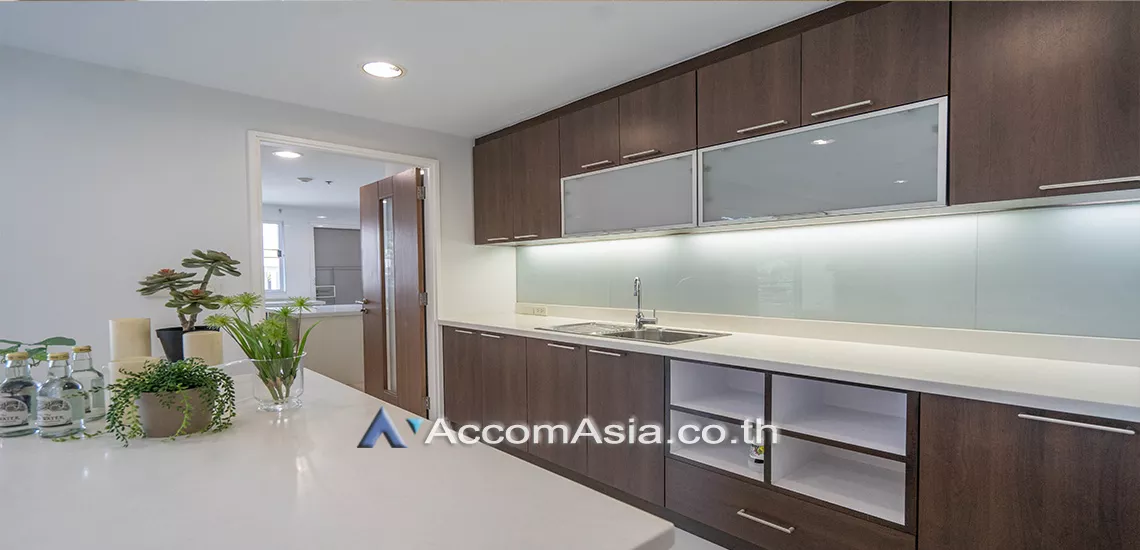 unit 3 Bedrooms  Apartment For Rent in Sukhumvit, Bangkok  near BTS Ekkamai (1412000)