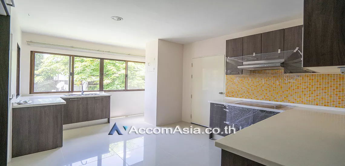  3 Bedrooms  Apartment For Rent in Sukhumvit, Bangkok  near BTS Ekkamai (1412024)