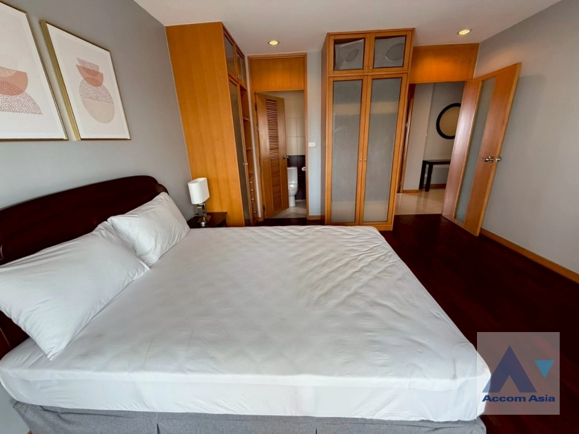 18  3 br Apartment for rent and sale in Sathorn ,Bangkok MRT Lumphini at Cozy and Convenient Apartment Near Garden Intl 1412113